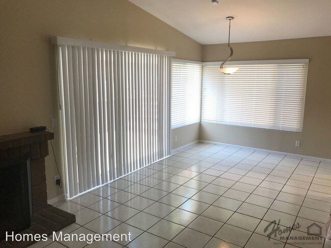 Foto del edificio - 2331 N Iris Ln