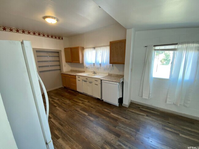 Foto del edificio - Spacious 4-Bedroom Rental with Basement and 4 Parking Spots in a Tranquil Neighborhood