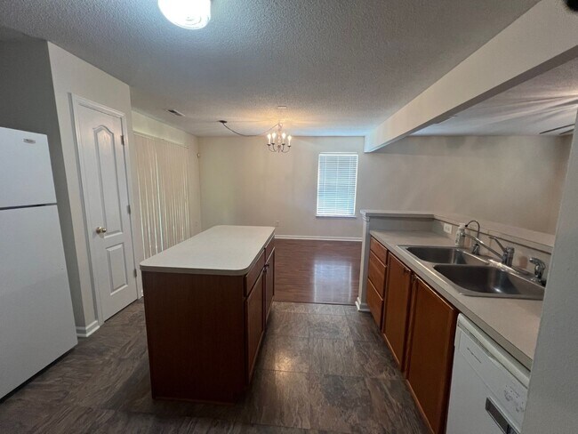 Foto del edificio - Charming 3 Bed/2.5 Bath Home - 2 Story - 1 Car Attached Garage - Covered Porch - Private Wooded Back