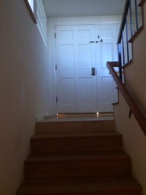 ENTRADA CON PUERTA DOBLE TRES NIVELES OAK LAS ESCALERAS - 381 Pershing Dr