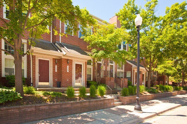 Building Photo - 129 W Kenilworth Ave
