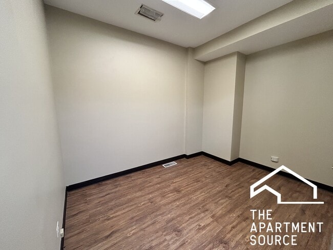 Foto del edificio - 4956 W Irving Park Rd