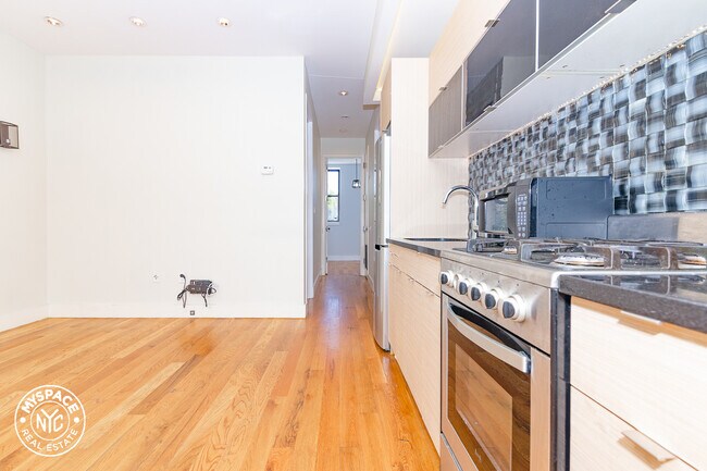 Building Photo - 462 Pulaski St