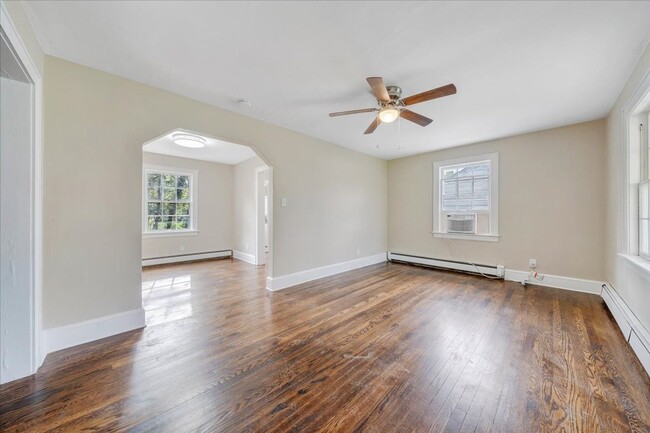 Foto del edificio - 2 bedroom 1 bath with hardwood floors.