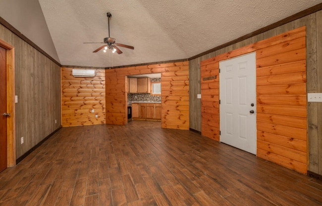 Foto del edificio - 704 Roundhouse Rd