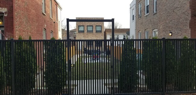 Building Photo - 957 W 35th Pl