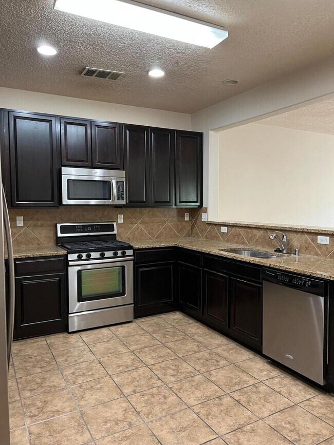 Foto del edificio - 10844 Fort Point Ln NE
