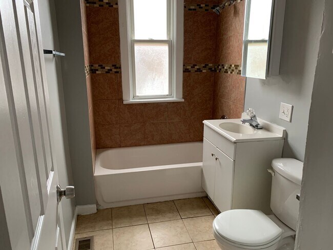 Building Photo - Renovated 4 Bedroom in Calumet Heights