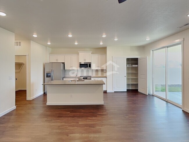 Foto del edificio - 1551 N Barkvine Ave