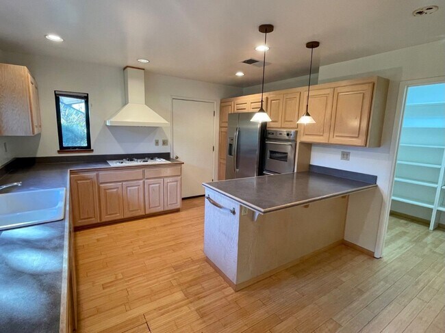 Building Photo - Charming Unique 4 Bedroom 2.5 Bath Located...