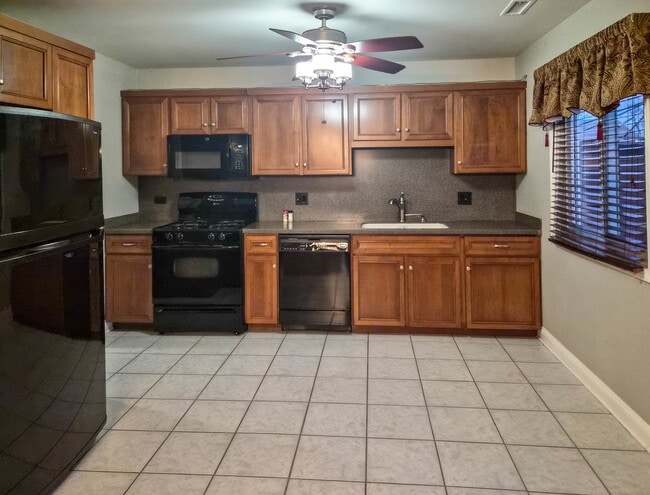 Building Photo - 824 Minnesota Cir