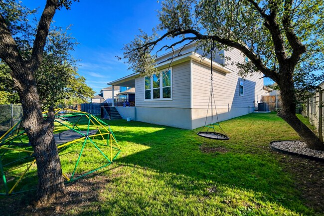 Patio trasero espacioso con grandes patios laterales, que ofrece mucho espacio para jugar y relajarse. - 517 Moonlit Stream Pass