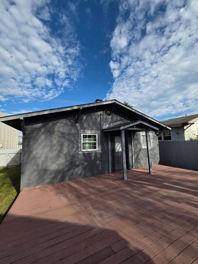 Building Photo - 2BR Eureka home features fully-fenced yard!