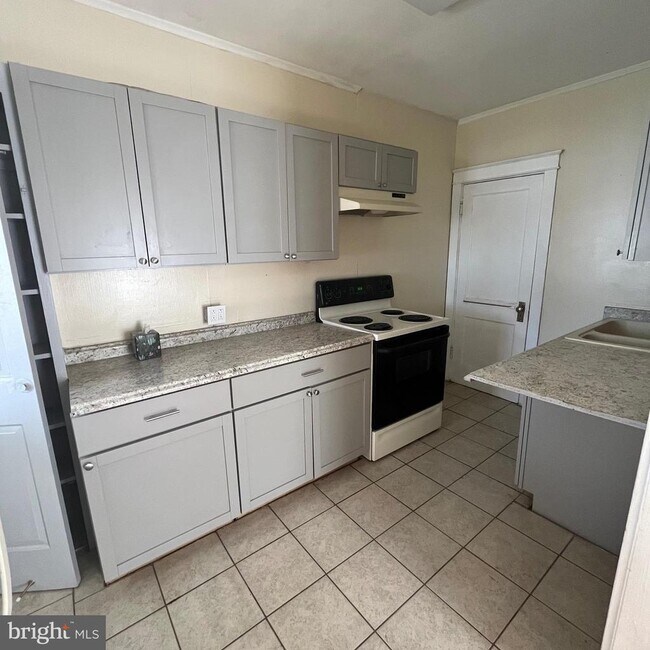 Building Photo - 609 Smithfield Ave