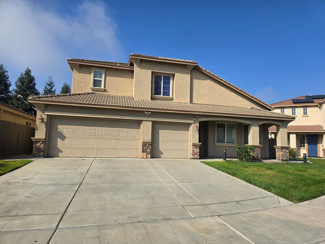Foto principal - Big beautiful Home for rent in Visalia, Ca