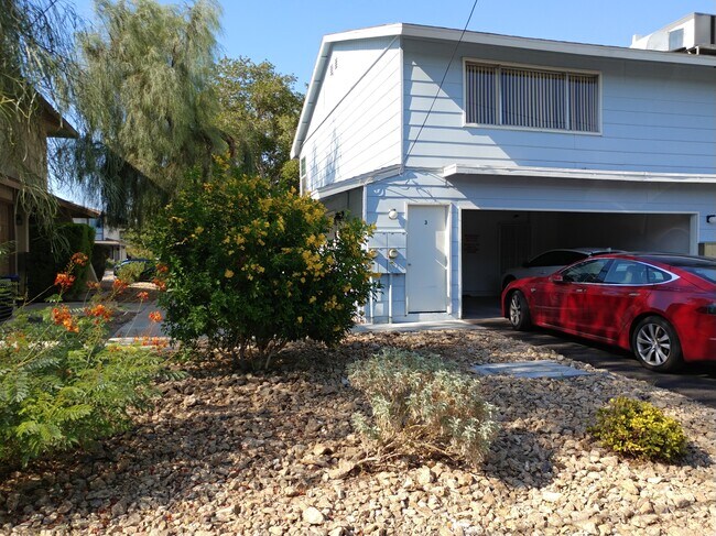 Estacionamiento cubierto asignado debajo de la unidad - 1379 Dorothy Ave