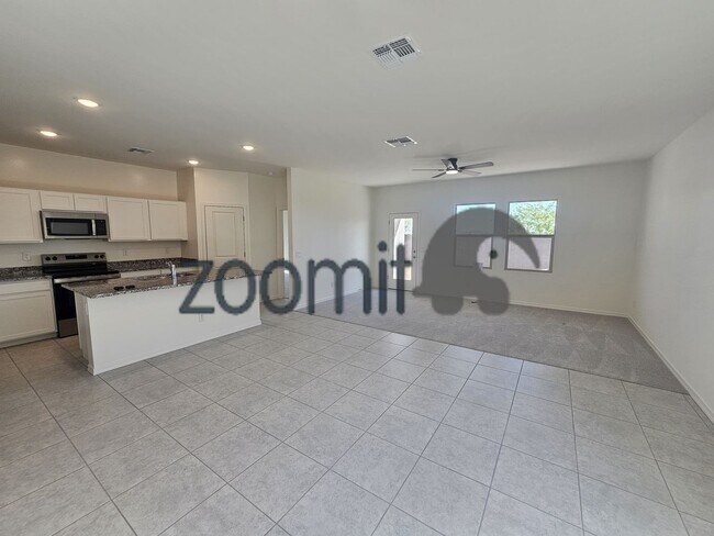 Foto del edificio - BEAUTIFUL HOME 4 BEDROOMS 3 BATHS!