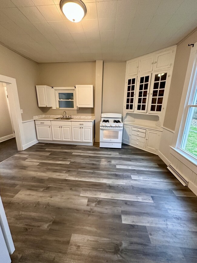 Building Photo - 484 Forest Ave