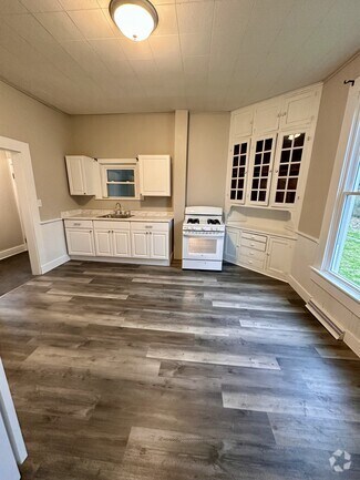Building Photo - 484 Forest Ave