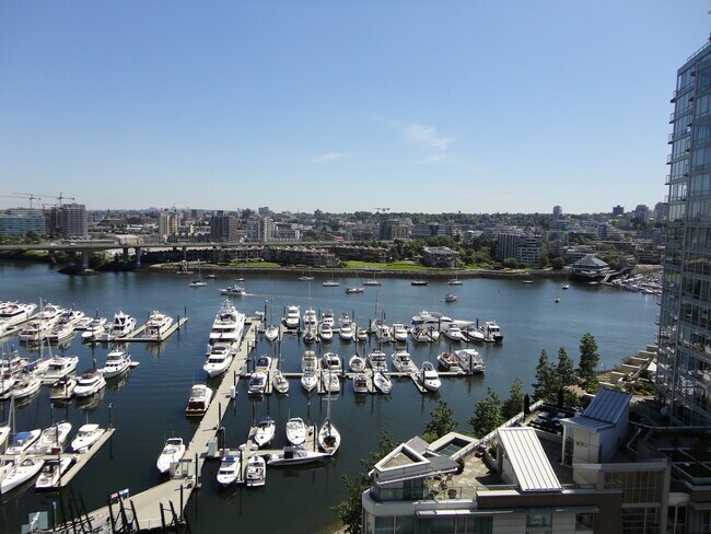 Photo du bâtiment - 1605-1201 Marinaside Crescent