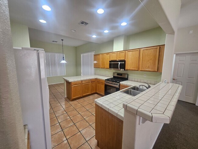 Building Photo - Beautiful 3 Bedroom Home In The Fox Creek ...
