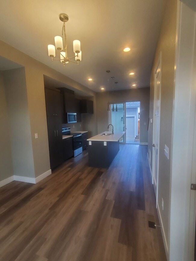 Building Photo - Beautiful and Updated 2BR Townhome With At...