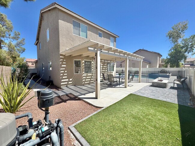 Foto del edificio - ENJOY THIS STUNNING 3 BEDROOM WITH A TRANQ...