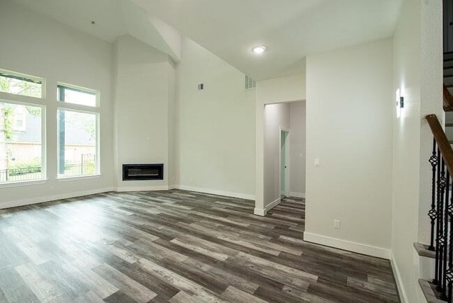 Building Photo - 216 Monterrey Rd W