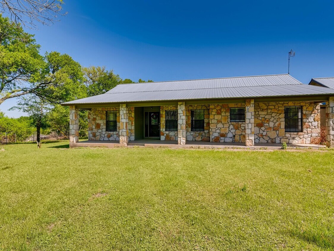 Private Ranch Style House on 2 + Acres in House Rental in Manor