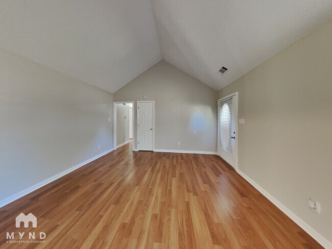 Foto del edificio - 6717 Elmore Woods Ln