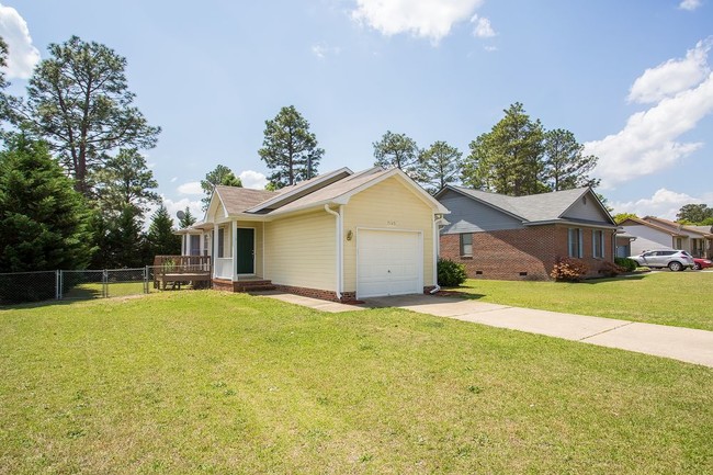 Building Photo - Adorable home with natural privacy