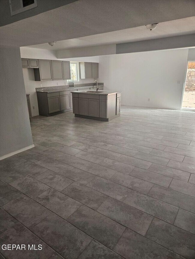 Foto del edificio - 14841 Kingston Rd