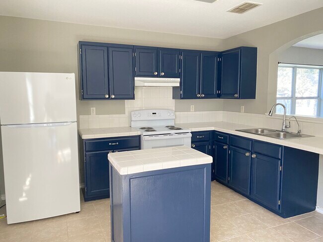 Building Photo - 2011 Yukon Ln