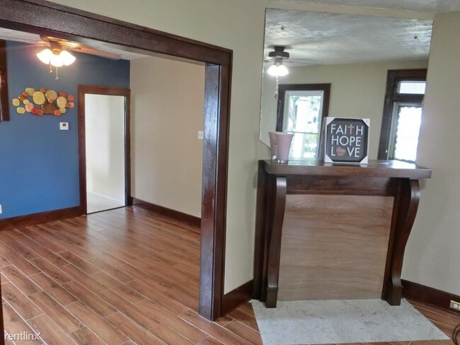 Building Photo - 3 br, 1 bath Townhome - 395 E Gates St