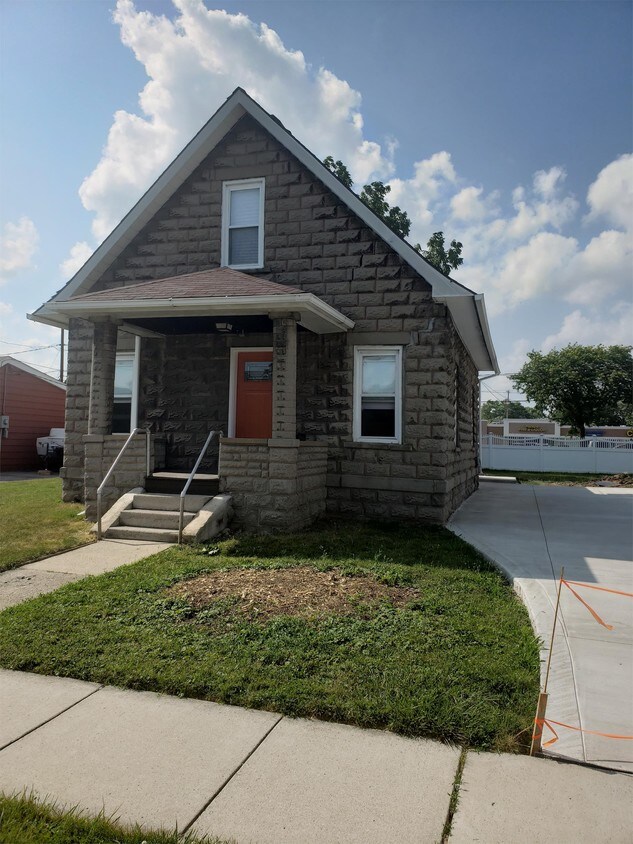 Primary Photo - 213 E William St