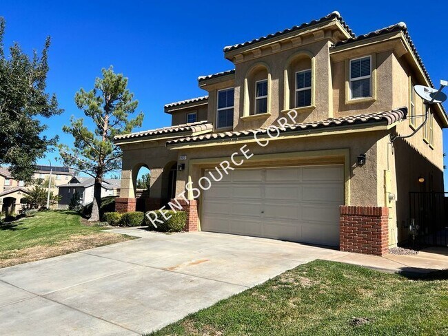Building Photo - 4 Bedroom / 2.5 Bathroom House for Rent in...