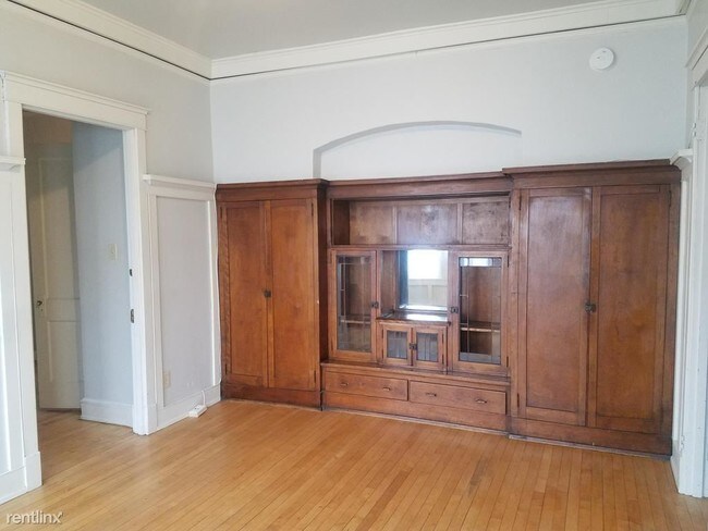 Foto del edificio - 3130 N Downer Ave