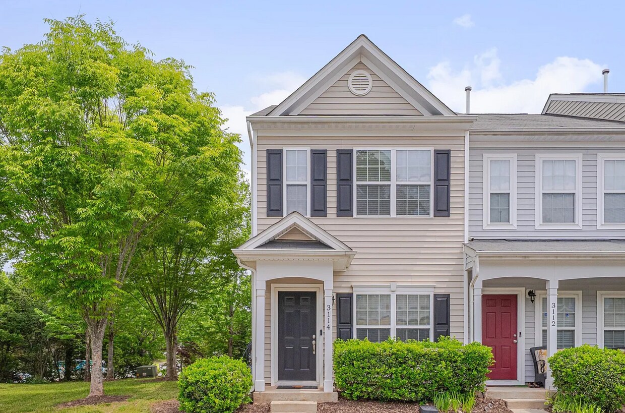 Foto principal - Cozy End-Unit Townhome – Prime Durham Loca...