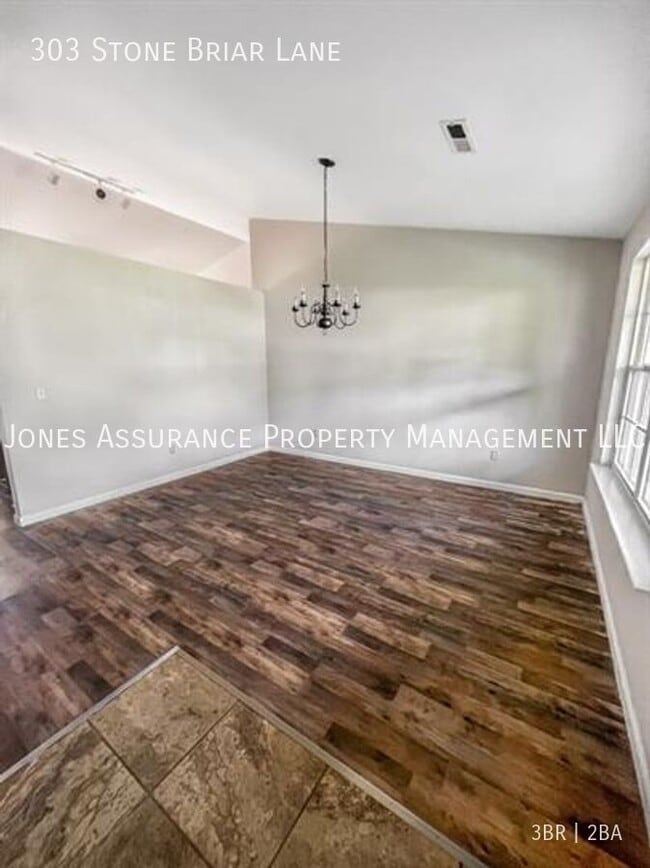 Foto del edificio - 303 Stone Briar Lane-