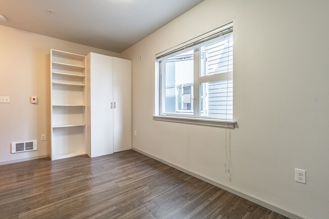 Interior Photo - 422 11th Ave - Amazing Remodeled Studios!