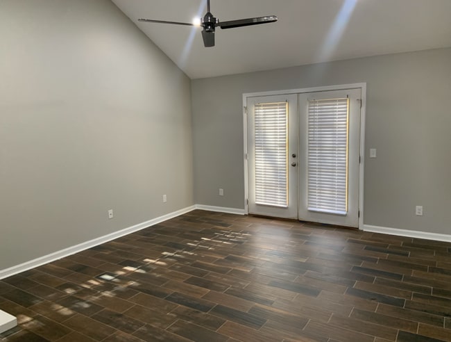Building Photo - Newly renovated 3 bedroom/ 2 bathroom dupl...