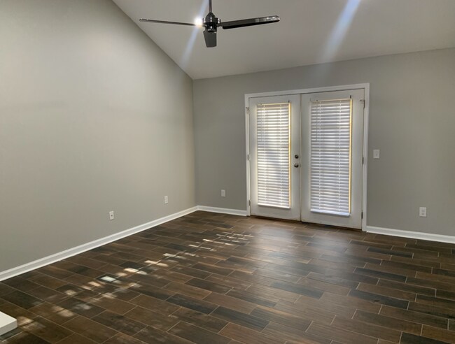 Building Photo - Updated 3 bedroom/2 bathroom duplex near campus!