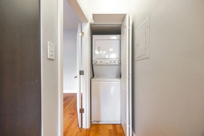 Photo - 2124 N Milwaukee Ave (Chicago, IL) Apartment