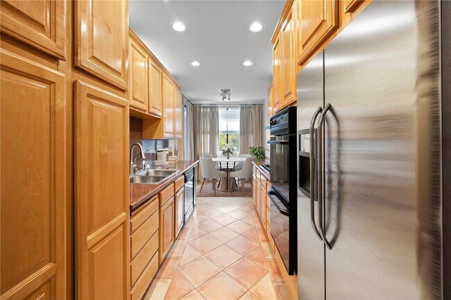 Building Photo - 750 S Bundy Dr