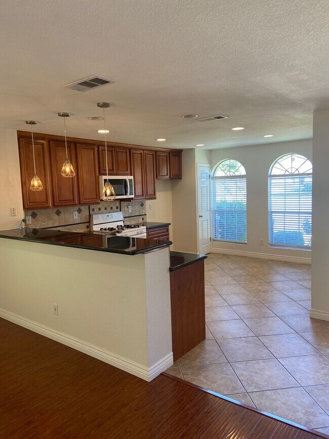 Building Photo - Prarie Oaks 3 Bdrm, 2 bath