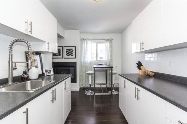 Photo du bâtiment - Huge, Top-Floor, Two-Bedroom, Recently Renovated At 477 Lancaster St W!