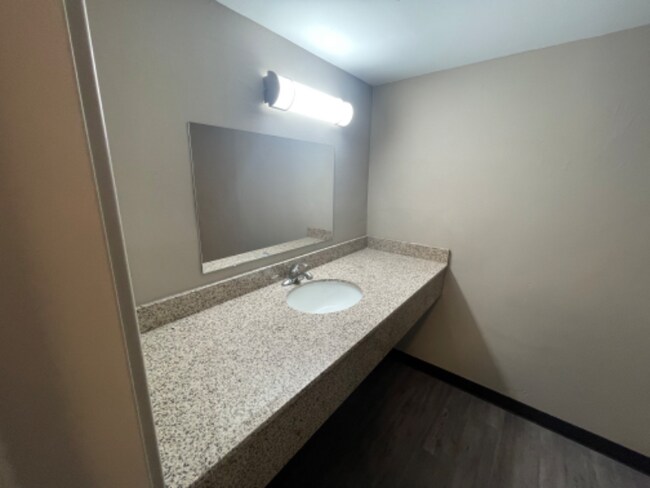 Building Photo - 140 S Parkside Dr