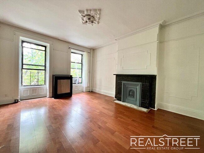 Foto del edificio - Charming 1 BED in Bed Stuy Brownstone!