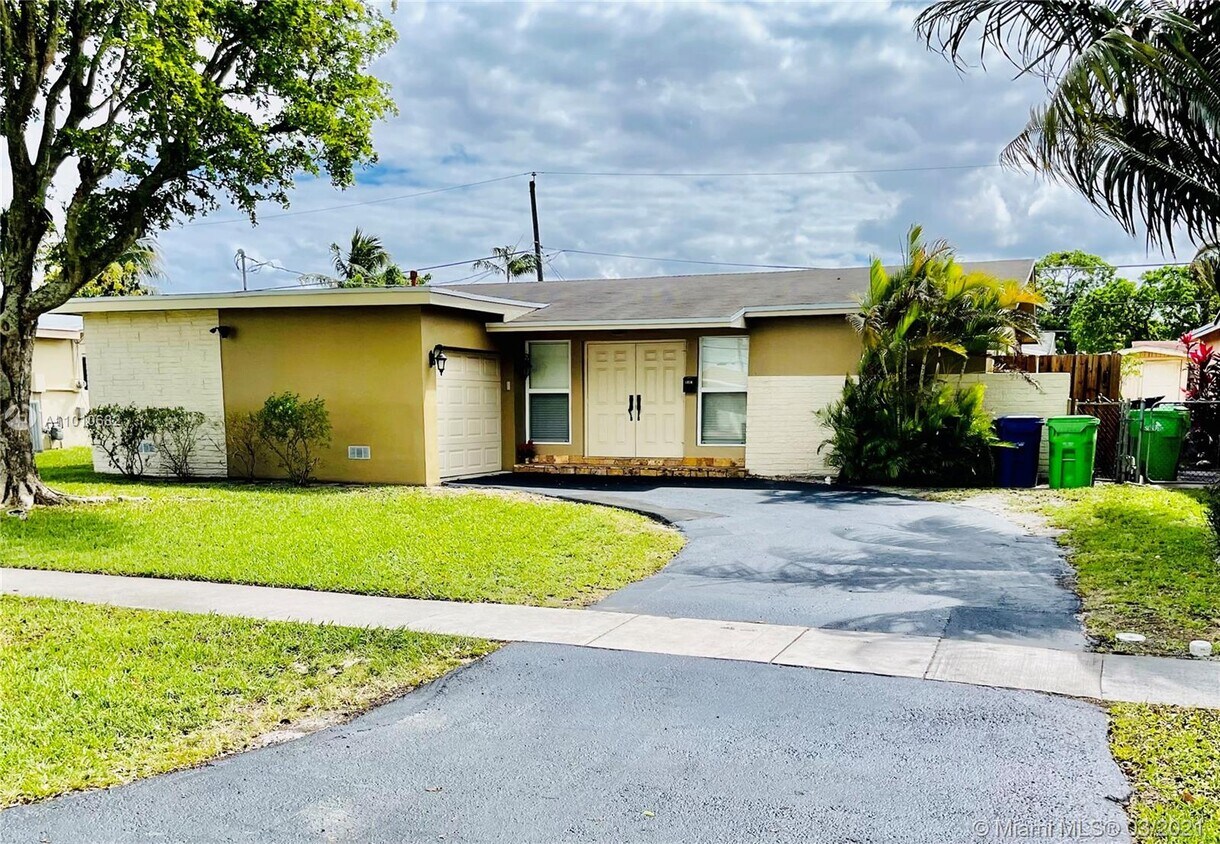Primary Photo - 8420 Sunset Strip