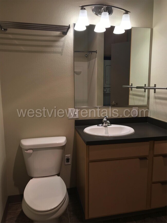 1225 Railroad Ave Unit 202, Bellingham, WA 98225 Room for Rent in